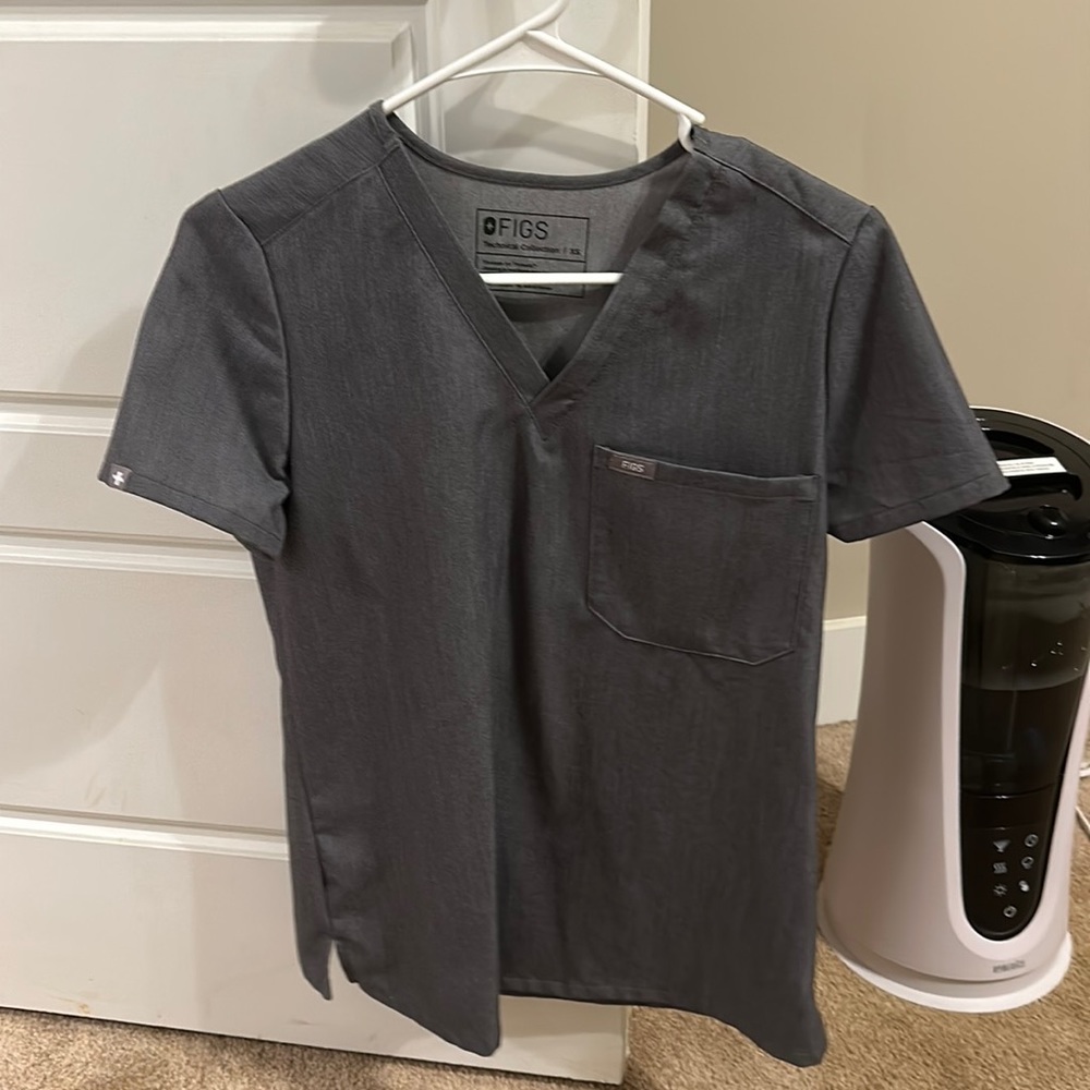 Figs scrub top